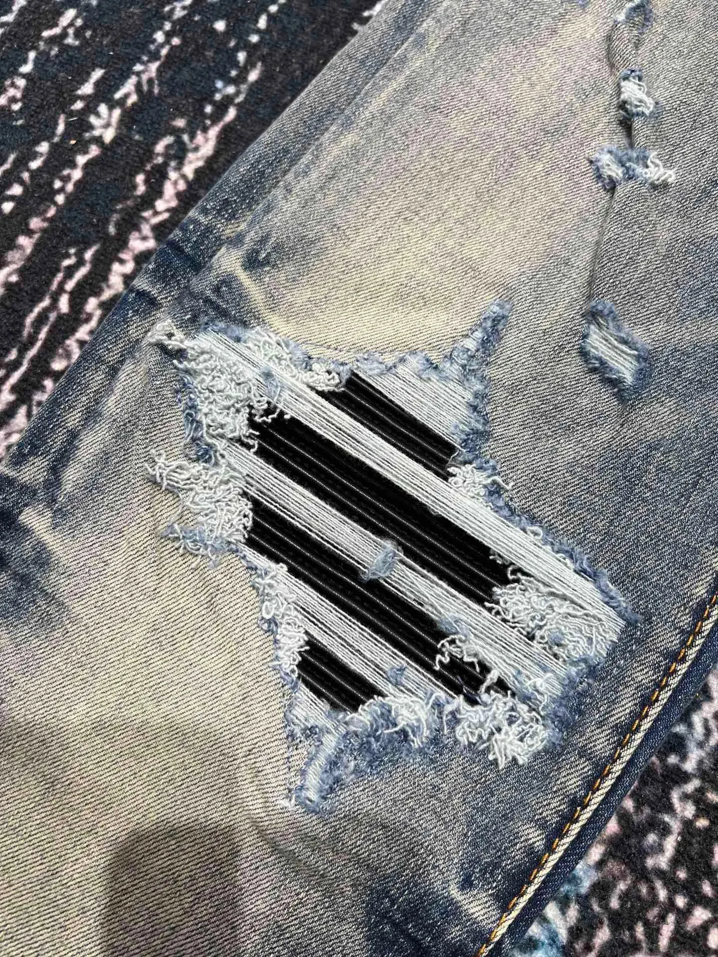 Jeans attillati da uomo con toppa in pelle retrò 241205_voghion.com
