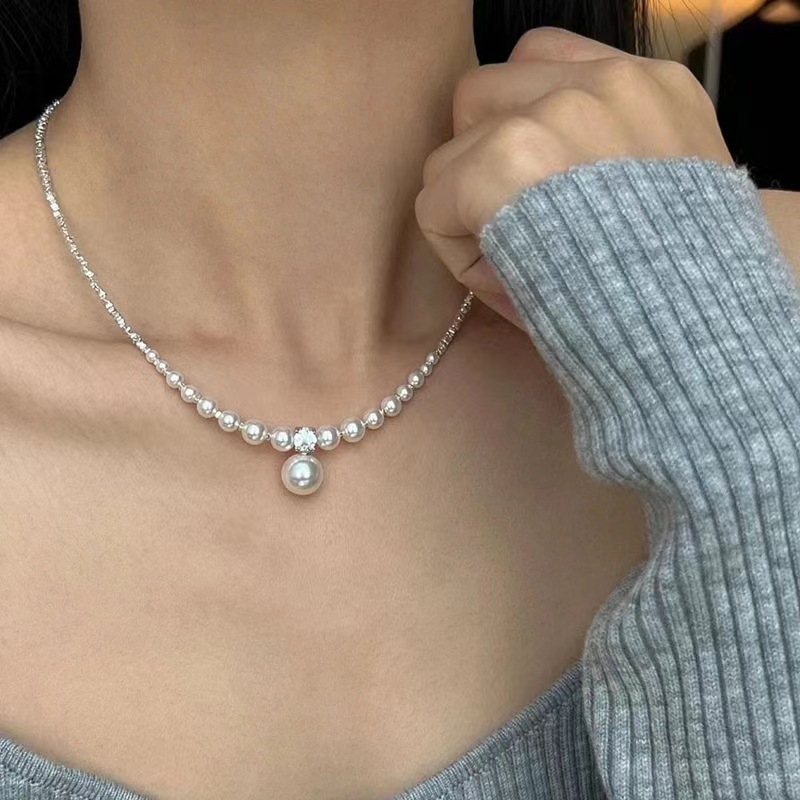 Broken silver pearl with small design that exudes a sense of simplicity, elegance. Collar chain for women, sugar_voghion.com