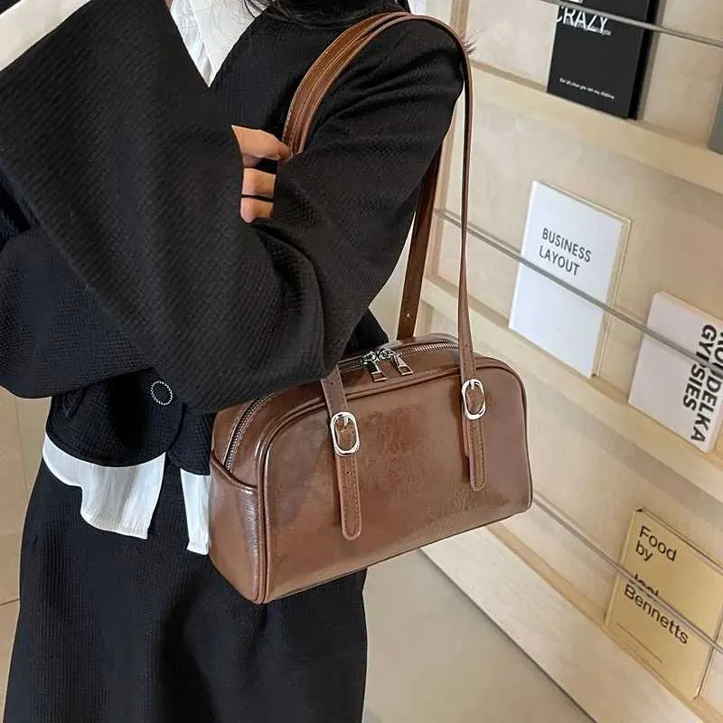 This is a Large-capacity Shoulder Bag Simple and Fashionable Suitable for Going Out Shopping. Y241216_voghion.com