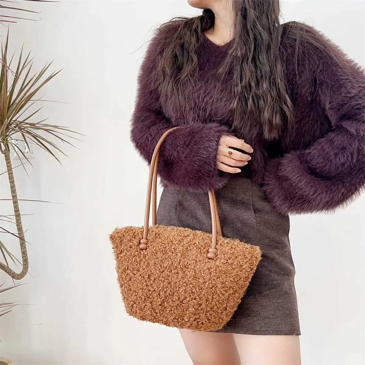 Bolso de hombro de felpa para mujer, de moda, liso, suave, informal, de lana de cordero, de gran capacidad, ligero, para uso diario._voghion.com