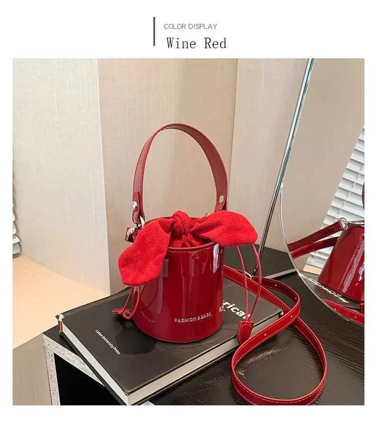 Mini Exquisite Weinrot Hochglanzlack Oberfläche Umhängetasche 2024 Neue Schleife Drstring Unterarm Taschen High Street Lippenstift_voghion.com
