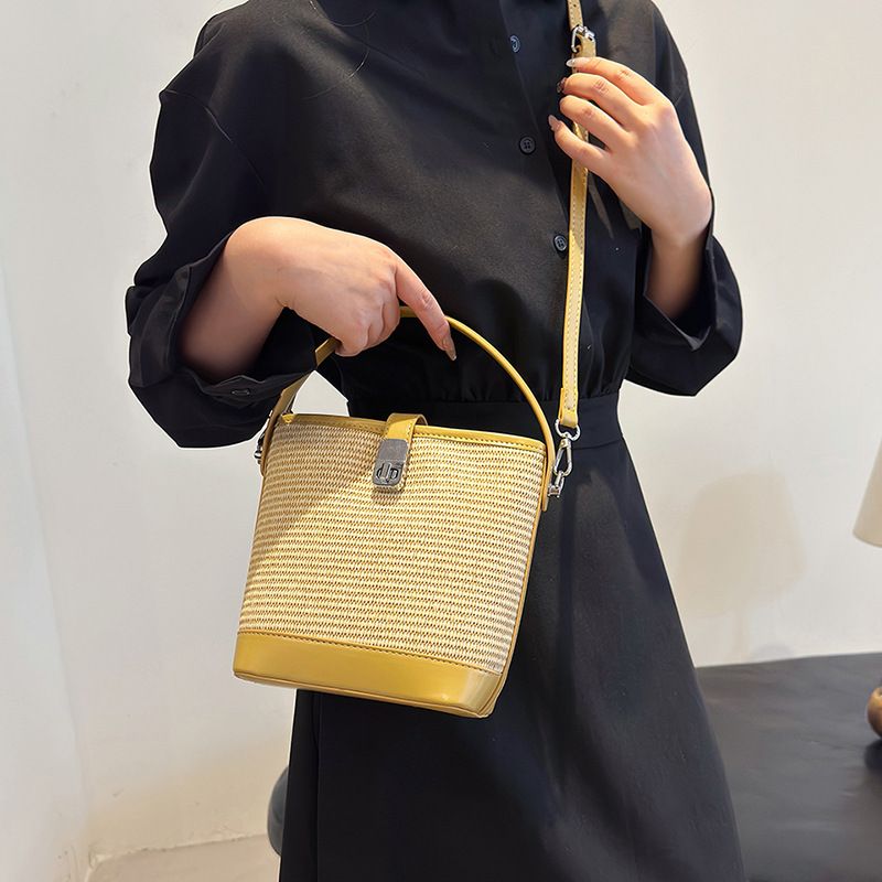 Erba di nicchia super popolare per le donne 2024 nuova borsa a secchiello per l'acqua a tracolla intrecciata versatile con blocco di colore estivo, mobile_voghion.com