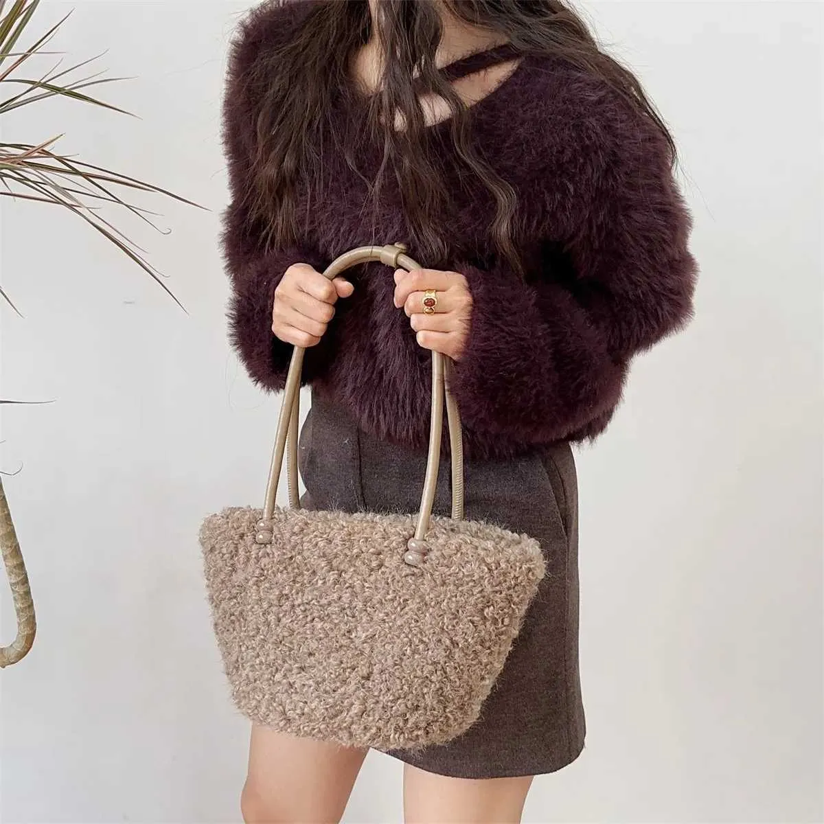 Bolso de hombro de felpa para mujer, de moda, liso, suave, informal, de lana de cordero, de gran capacidad, ligero, para uso diario._voghion.com