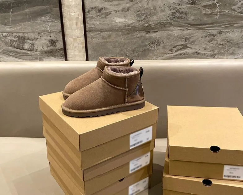 Bottes de neige courtes classiques à la mode pour femmes, bottes chaudes décontractées en peau de mouton et peluche avec sac à poussière pour cartes_voghion.com