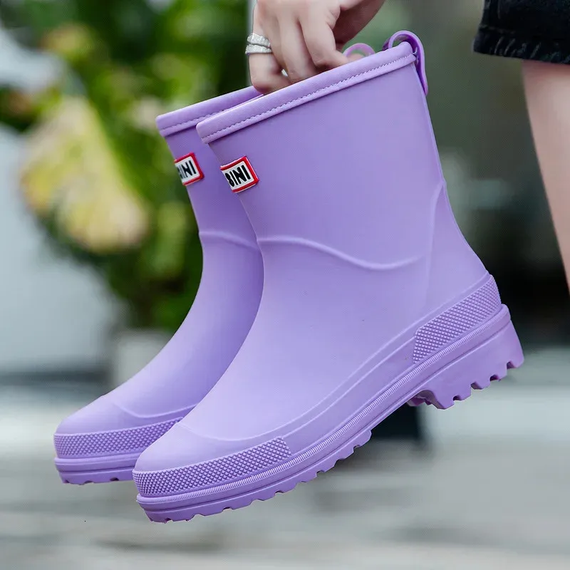 Damen Niedrige rutschfeste Küchen-Regenschuhe Wasser Frau Gummi Garten Galoschen Slip-on Regenstiefel Kurze Stiefel 231030_voghion.com