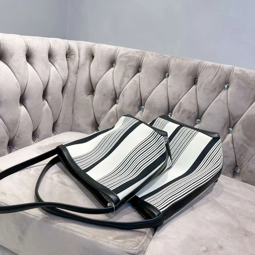 Designer Retro Striped Bucket Bag Portable Shoulder Bag For Women_voghion.com