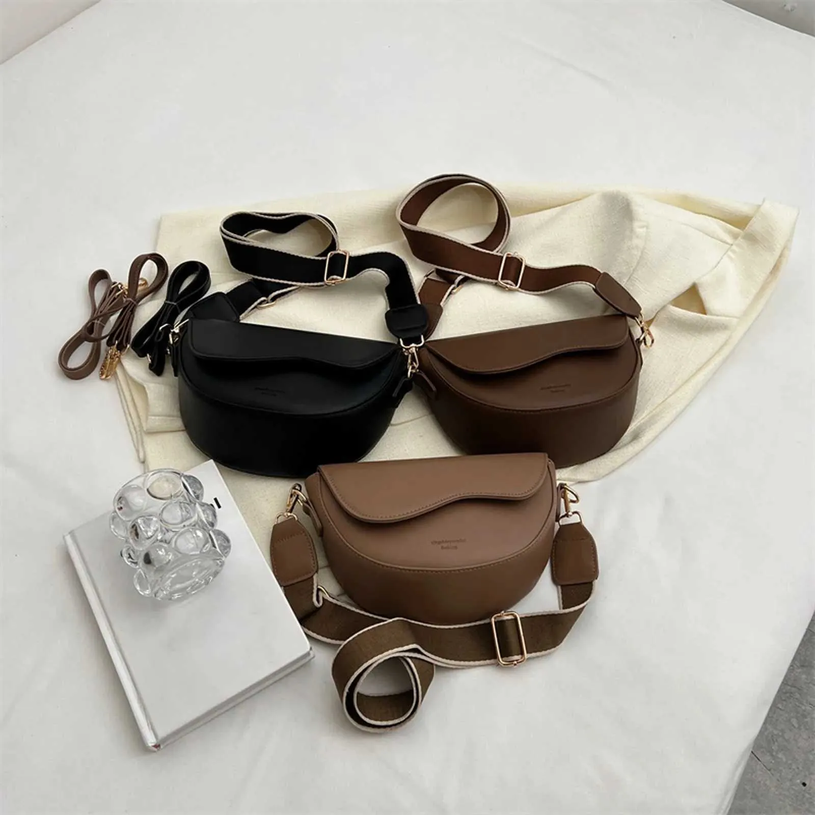 2024 Texture Kleine Retro Vielseitige Crossbody Mode Eine Schulter Unterarm Sattel Tasche Damen Stilvolle RucksackC241216_voghion.com