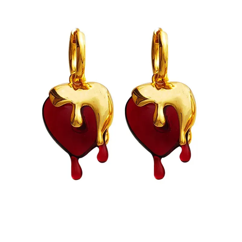 Pendientes largos de corazón con resina roja estilo vintage_voghion.com