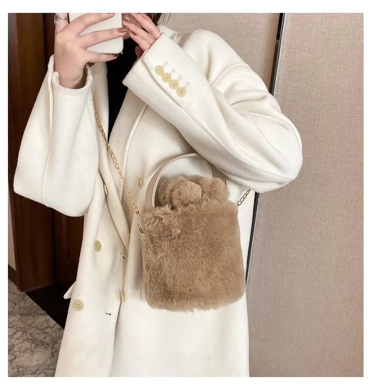Sac à main en peluche avec cordon de serrage et boule de laine antivol, sac à bandoulière à une épaule, sac seau à la mode pour femmes 240820_voghion.com