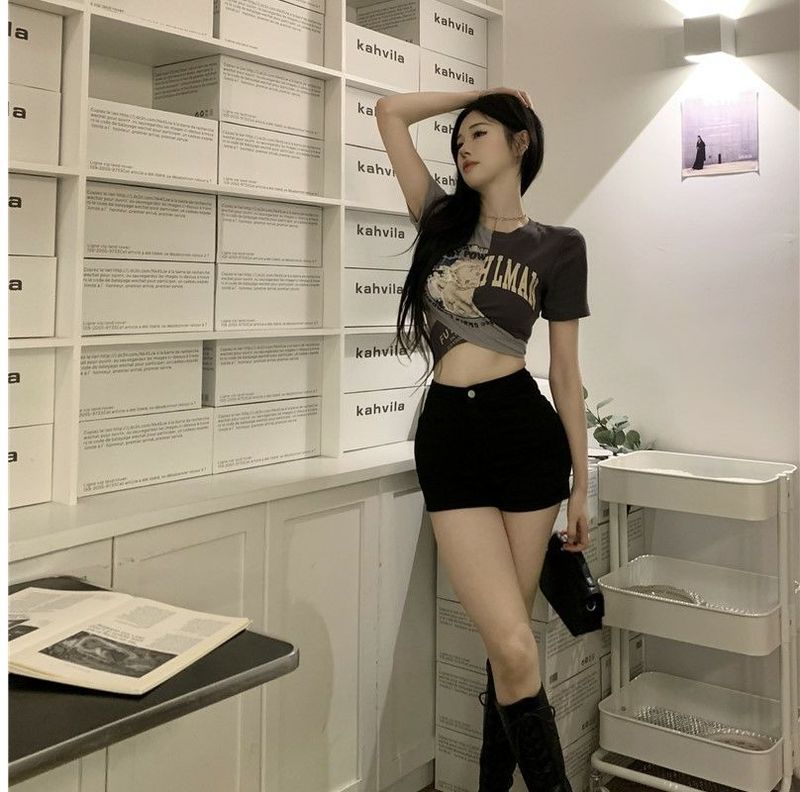 Spicy Girl Strap T-shirt met korte mouwen voor de zomer van vrouwen Instagram Trendy ontwerp, kleine opdruk, strak kruis, unieke top_voghion.com