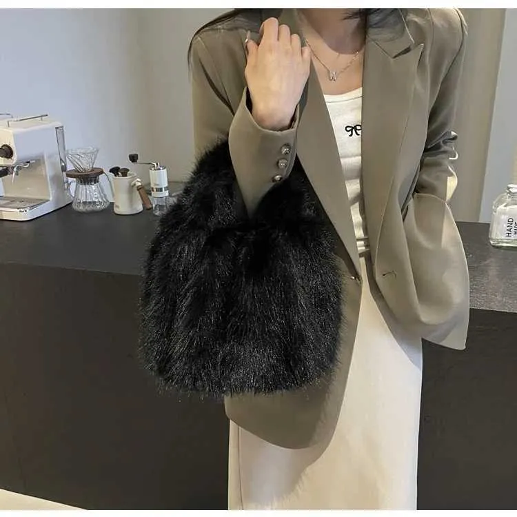 Plush Handbag For Women Large Capacity Fluffy Shoulder Bag_voghion.com