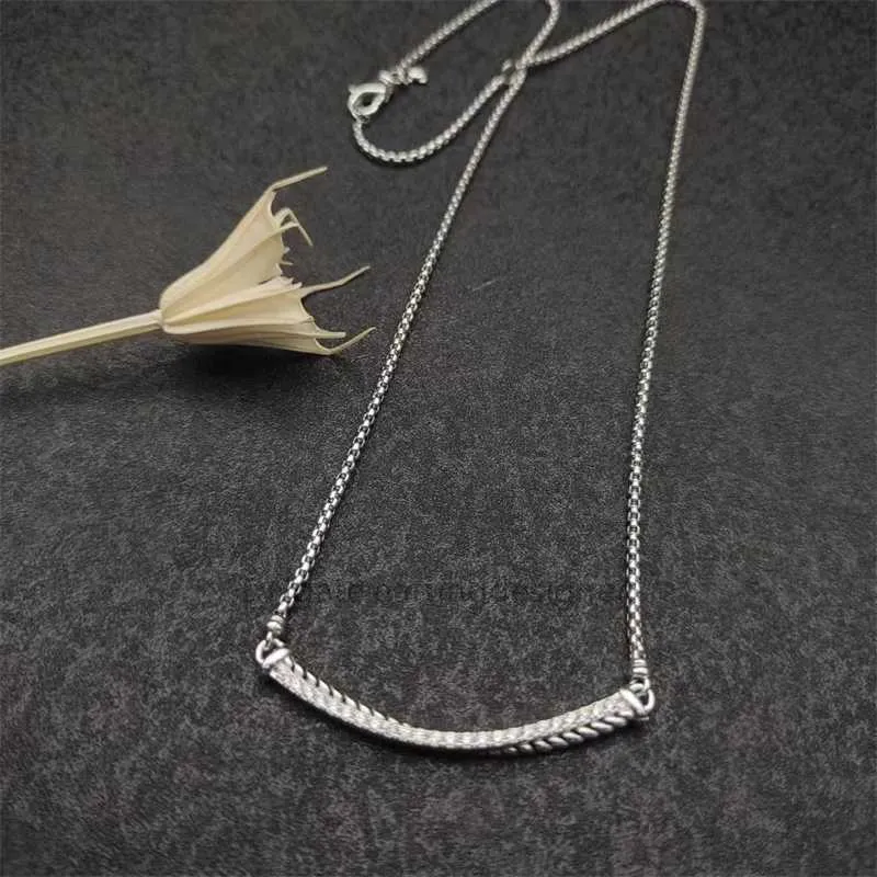Halsband med hänge smile design och sammanflätade öglor_voghion.com