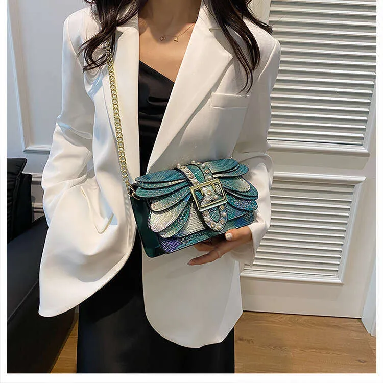 Borsa donna a tracolla con catena e motivo a serpente_voghion.com