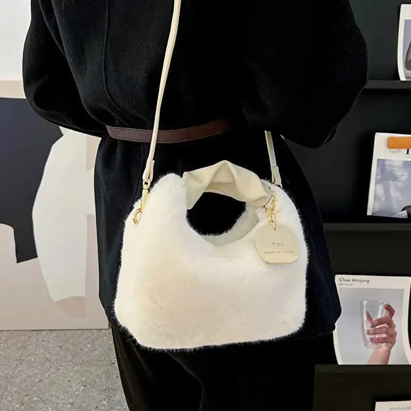 Wan Soft Plush Handbag New Fi Autumn/Winter Korean Edition Simple Ten Font Shopping Bag Y241106_voghion.com