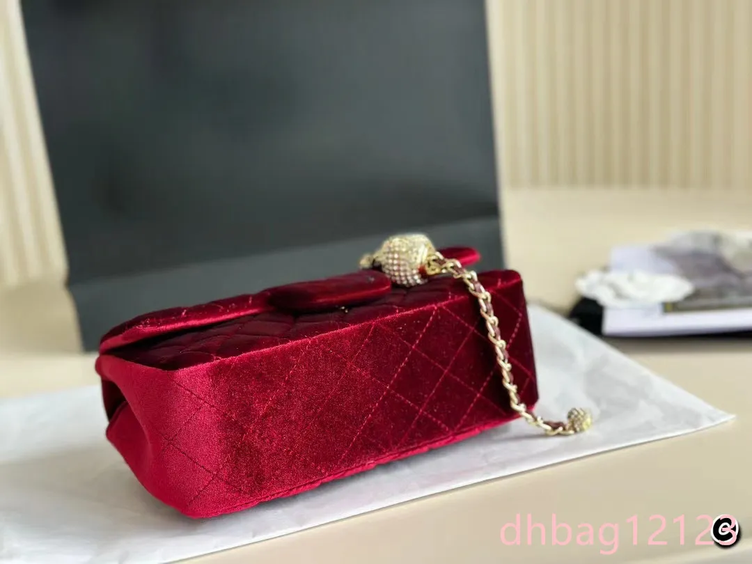 Borsa a patta classica mini Veet da donna, rossa, con sfera Dias lucida, in metallo dorato, regolabile, con catena matelassé morbida_voghion.com