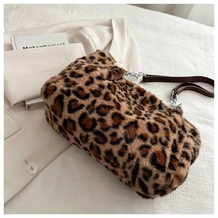 Le sac à bandoulière en peluche imprimé léopard pour femme est un sac à bandoulière décontracté et à la mode avec une grande capacité et une texture haut de gamme_voghion.com
