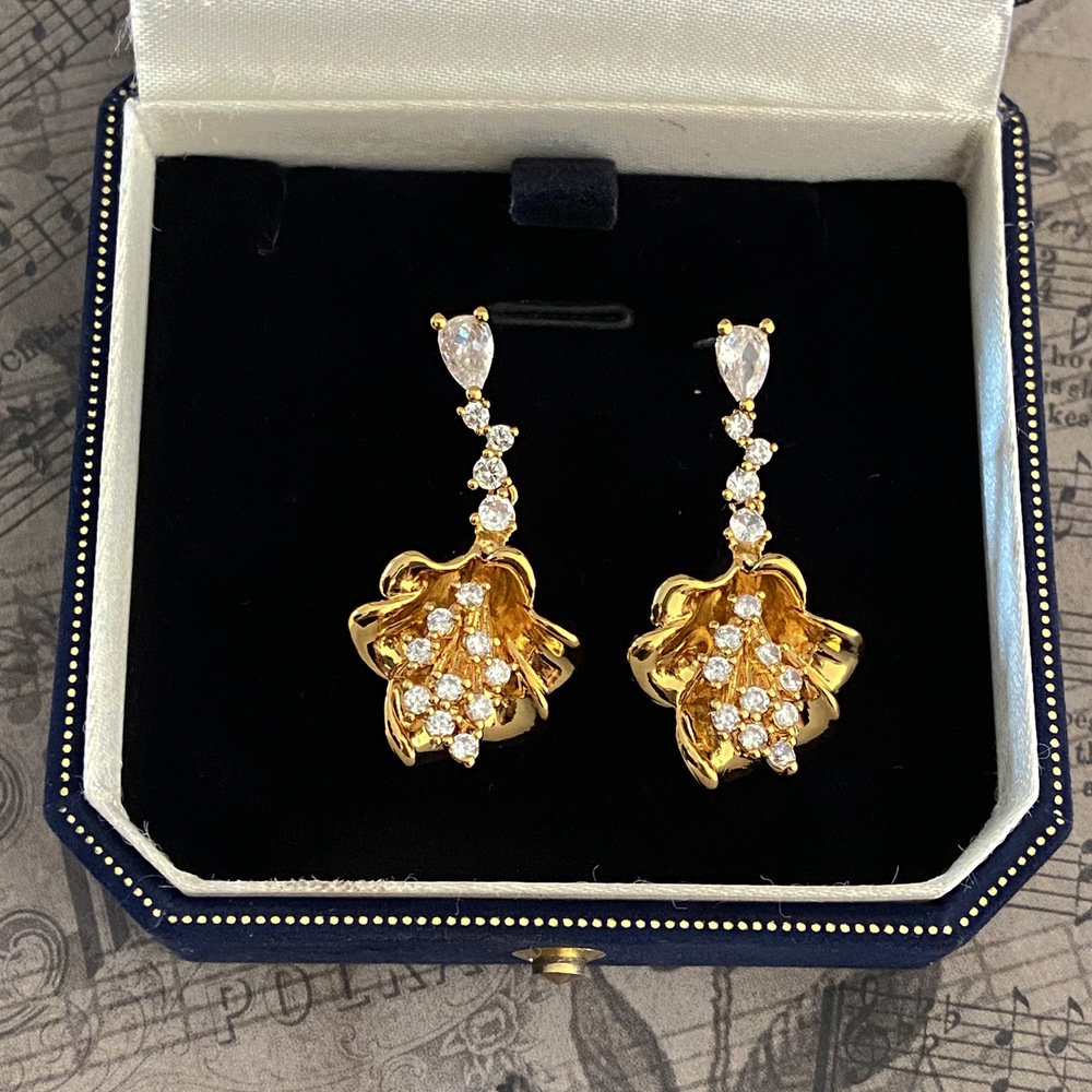 Fashionable and high-end copper plated real gold trumpet flower earrin, niche light luxury zircon silver needle_voghion.com