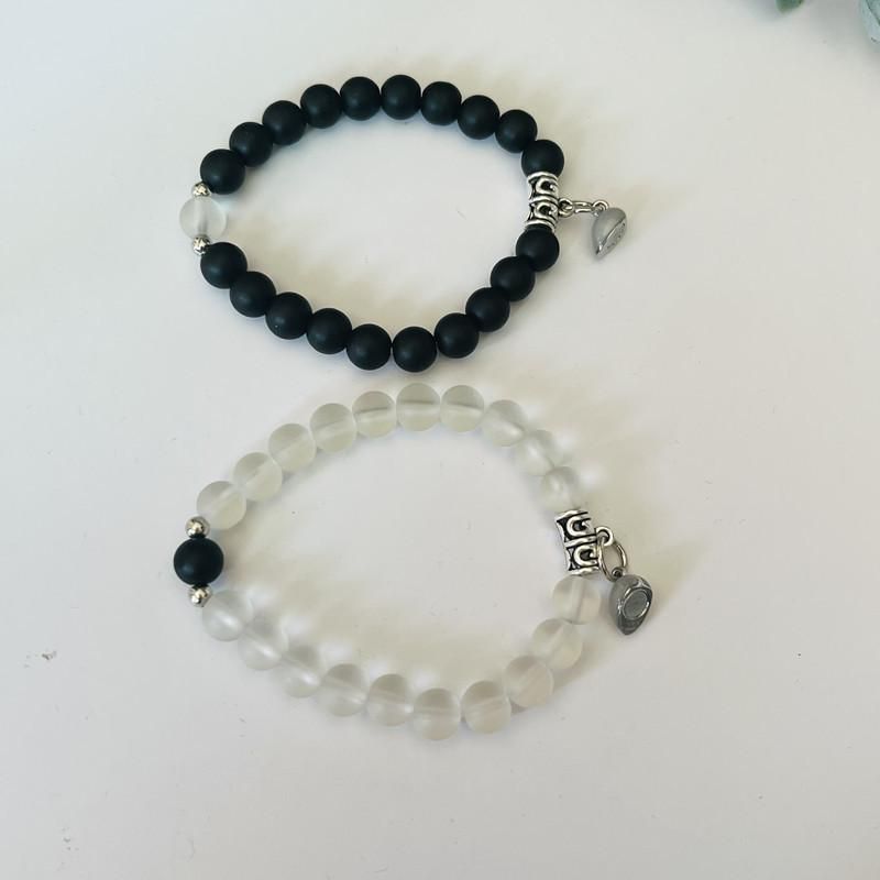 2 stk. 8 mm sort-hvid perlebesat lysende magnetisk hjerte, der lyser i mørket, pararmbånd til elskere og kvinder, gave_voghion.com