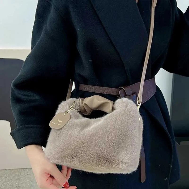 Wan Soft Plush Handbag New Fi Autumn/Winter Korean Edition Simple Ten Font Shopping Bag Y241106_voghion.com