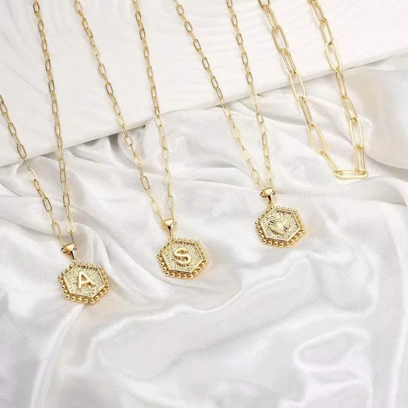 Colliers pendentifs délicats superposés avec initiales pour femmes, chaîne en or avec trombone, collier ras du cou simple avec lettres hexagonales_voghion.com