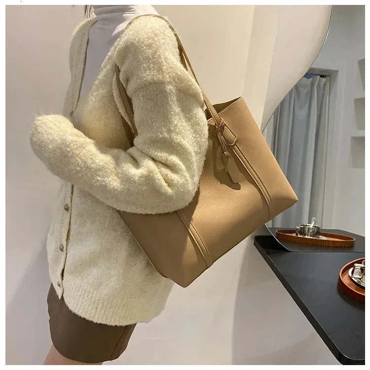 1PC black minimalist large capacity soft leather tote casual versatile shoulder bag 240822_voghion.com