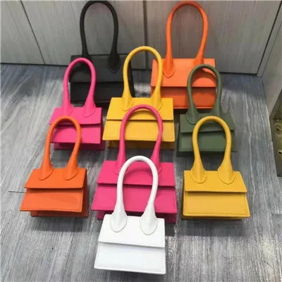 Borsa a tracolla in morbida pelle a bolle - Design con lettere ricamate, baguette trapezoidale, vera pelle, vari colori_voghion.com