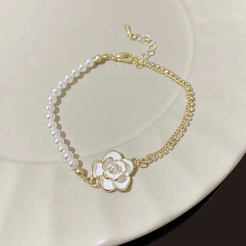 Pulsera de moda con perla camelia y circonita para mujer_voghion.com