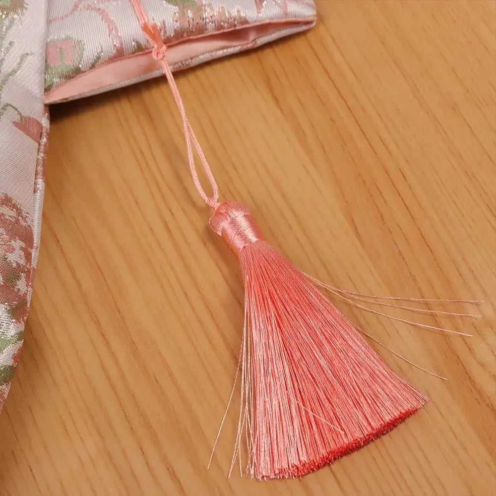wer Anhänger Mittagessen Kosmetik Handtasche im chinesischen Stil Quaste Knoten Handgelenktasche Kleinteiltasche Cheongsam Zubehör 241120_voghion.com