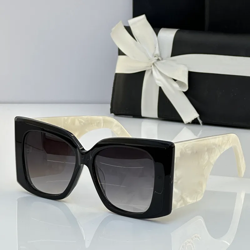 CH95066 Neue Designer Coole Persönlichkeit Damen Sonnenbrille polarisiert große quadratische dunkle Linsen PC gerahmte Universal-Sonnenbrille_voghion.com