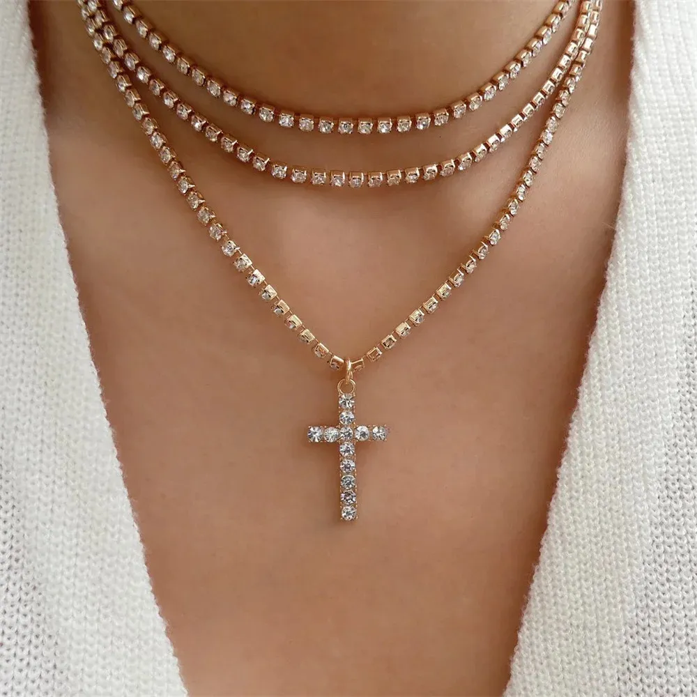 Collier multicouche avec pendentif pièce jésus marie doré_voghion.com
