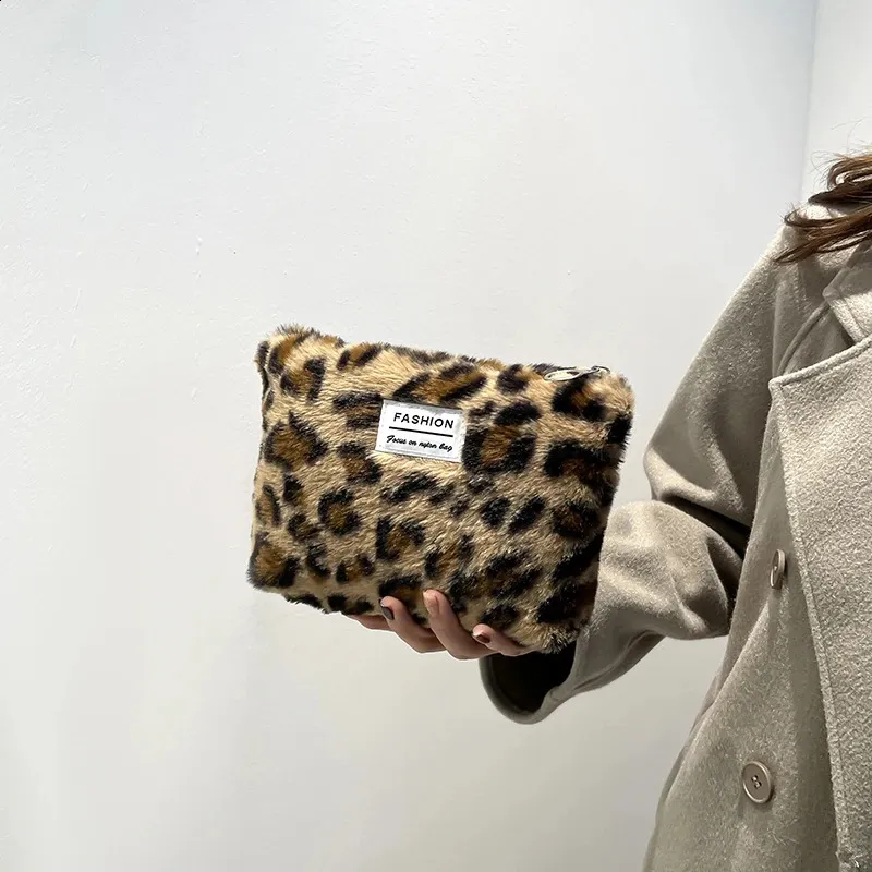 Plyšová make-up taška s leopardím potiskem, velkokapacitní, přenosná cestovní toaletní potřeby, kosmetika, prémiová senzorická úložná taška 241204_voghion.com
