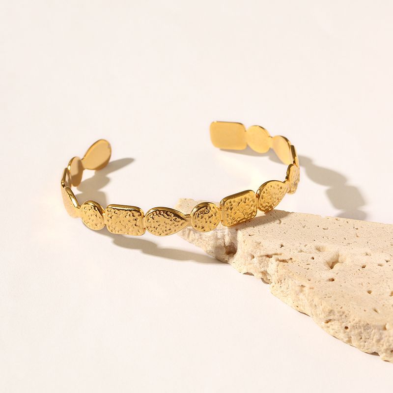 Bracciale in acciaio al titanio di forma irregolare, placcato oro, alla moda, versatile, con motivo a vulcano aperto, per donna_voghion.com