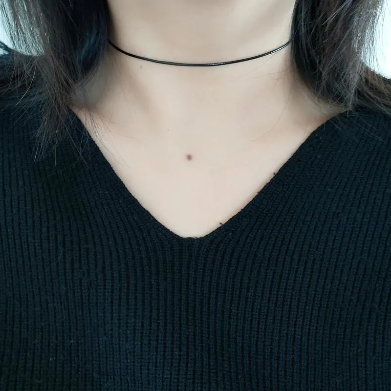 Chaînes Simple All-Over Corde De Cire Noire En Acier Inoxydable Métal Non Décoloré Ras Du Cou Chaîne De Clavicule Avec Collier Collier_voghion.com