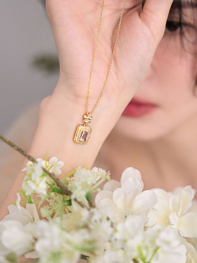 Flacon de parfum Proust Améthyste collier médiéval plaqué or chaîne clavicule brossée femme_voghion.com