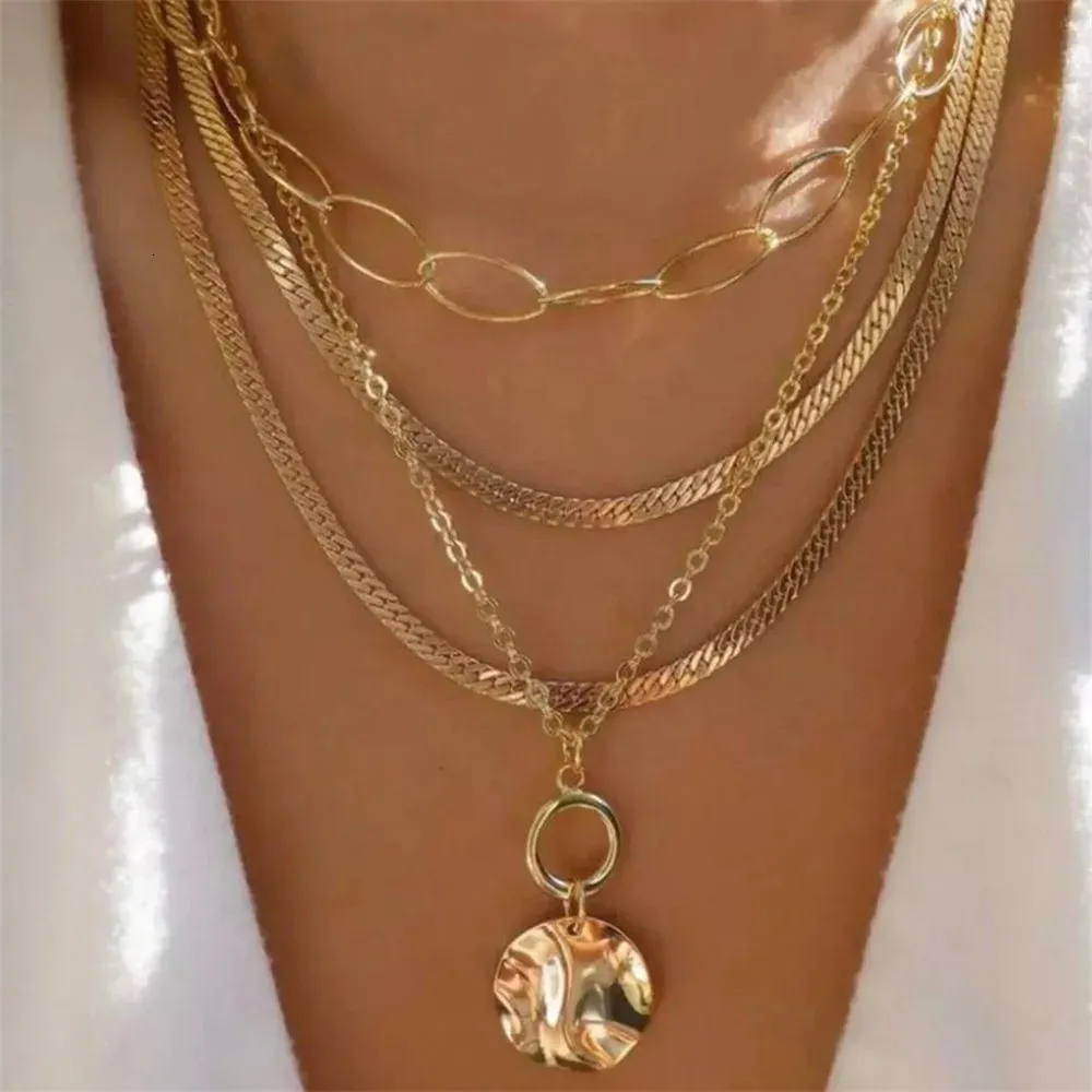 Collier multicouche avec pendentif pièce jésus marie doré_voghion.com