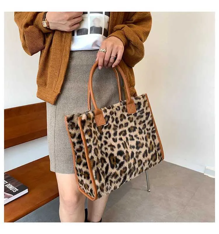 Leopardmönstrad handväska Modern för kvinnor Pendling Plyschväska Designerväskor Handväskor Bolsos De MujerC241031_voghion.com