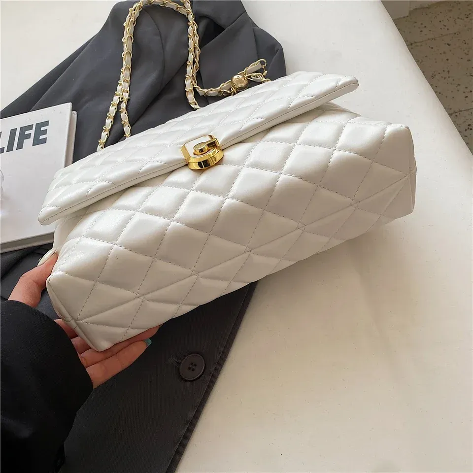 Elegante bolso bandolera acolchado de piel: bolso cruzado de diseño para mujer, con cadena grande, bolso elegante en blanco y negro._voghion.com
