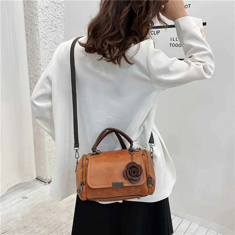 Große Vintage-Handtasche Boston aus einfarbigem PU mit Reißverschluss und Anhänger – perfekt für den gelegentlichen Gebrauch C241217_voghion.com