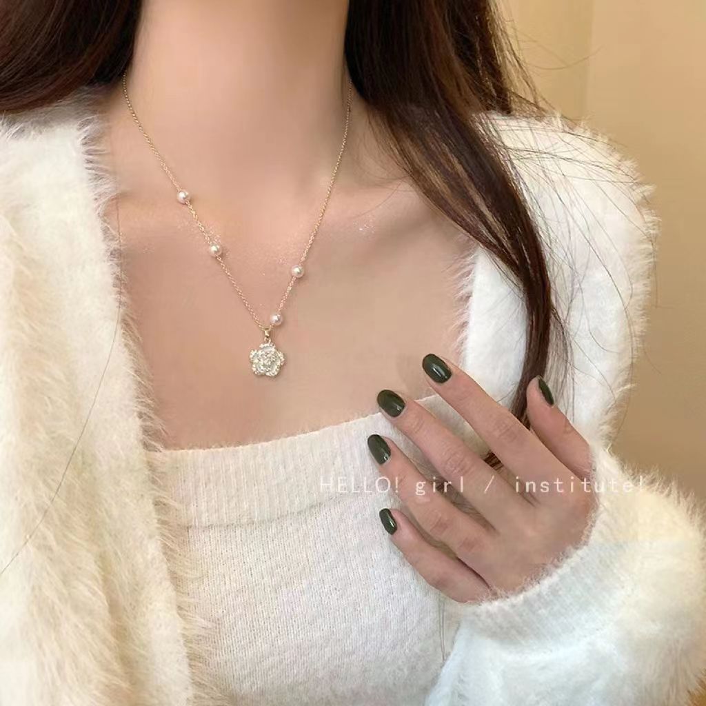 Broken silver pearl with small design that exudes a sense of simplicity, elegance. Collar chain for women, sugar_voghion.com