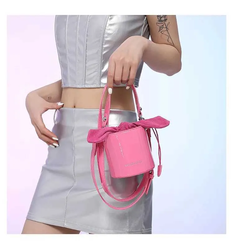 Mini Exquisite Weinrot Hochglanzlack Oberfläche Umhängetasche 2024 Neue Schleife Drstring Unterarm Taschen High Street Lippenstift_voghion.com