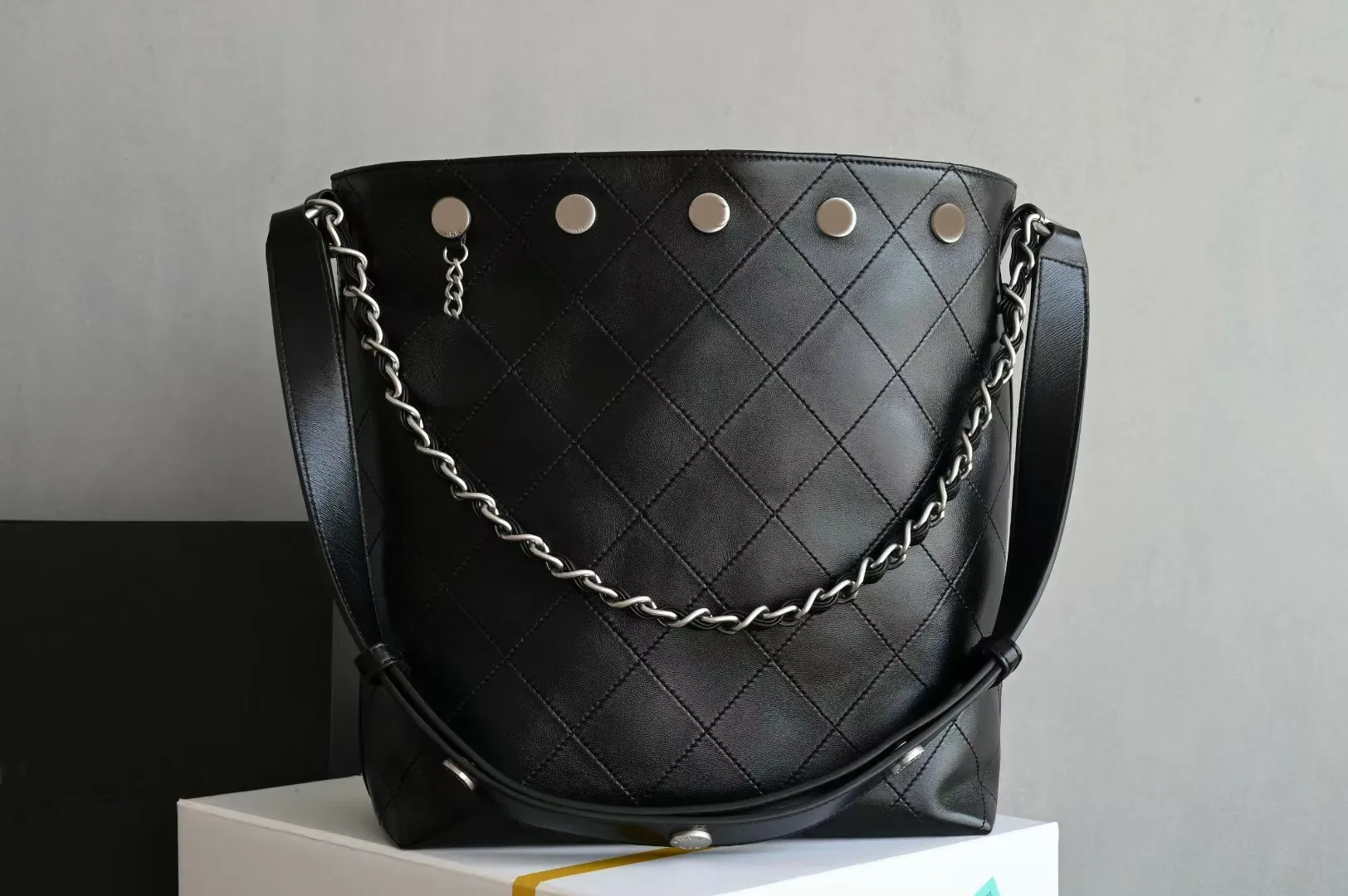 Borsa a secchiello vintage in pelle di agnello morbida, qualità 10A, con motivo a diamante, catene pendenti e tracolla in argento._voghion.com