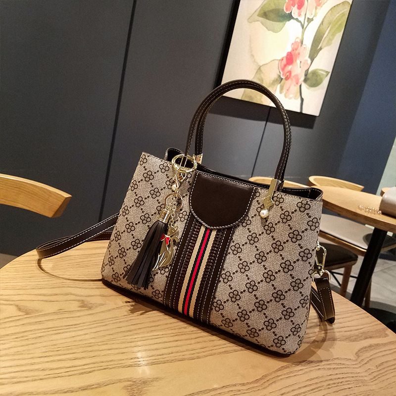 Fashion retro girl shoulder messenger large capacity bag