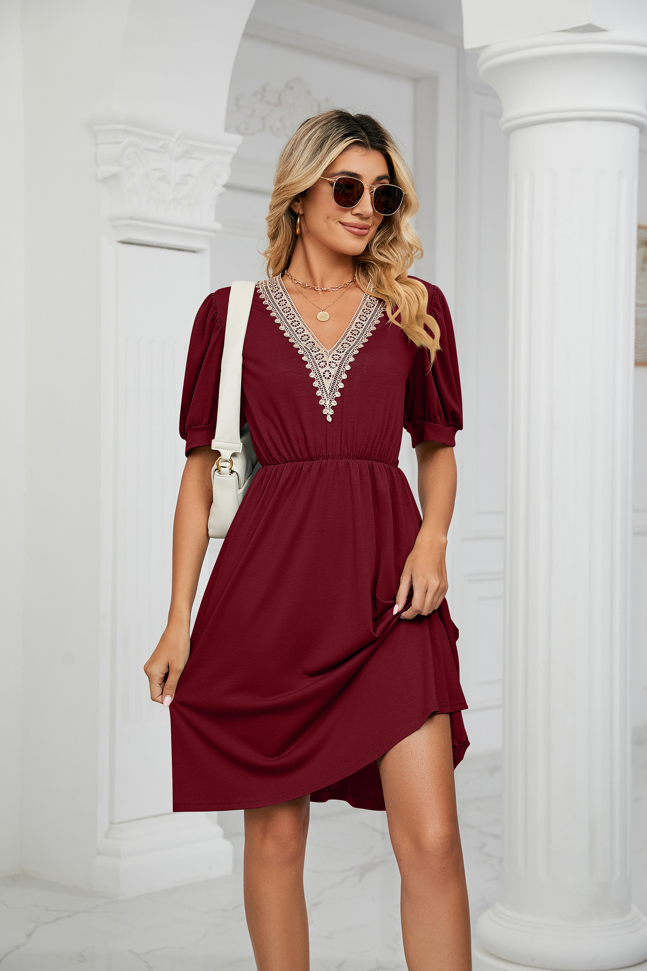 Damenkleid mit V-Ausschnitt und kurzen Ärmeln, mit festem Spitzenaufnäher_voghion.com