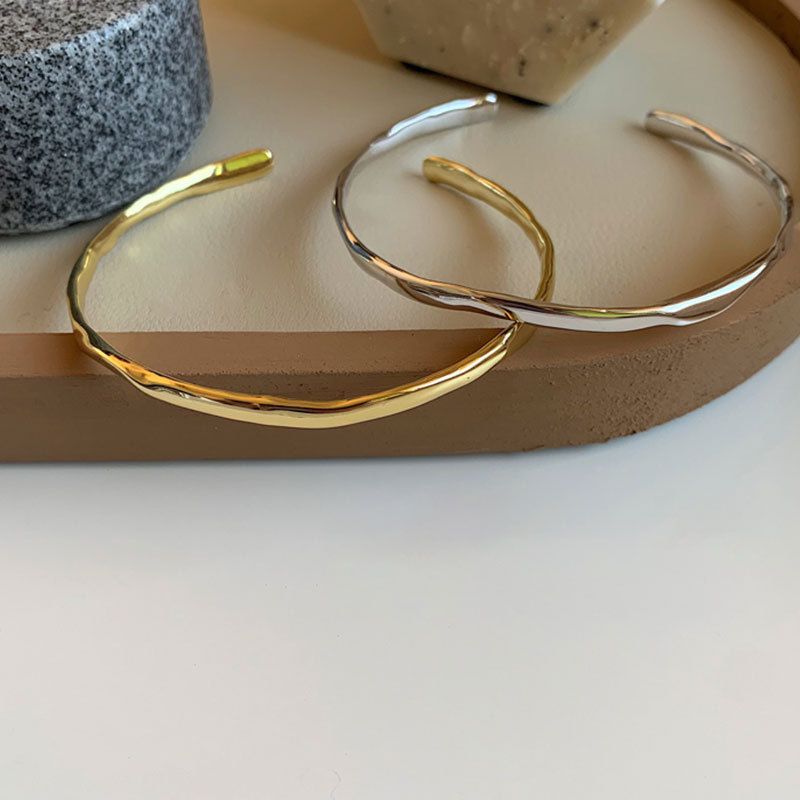 Bracciale Sterg Sier con texture concava irregolare per donna, con elegante rimbalzo di luce fredda e stile piatto_voghion.com