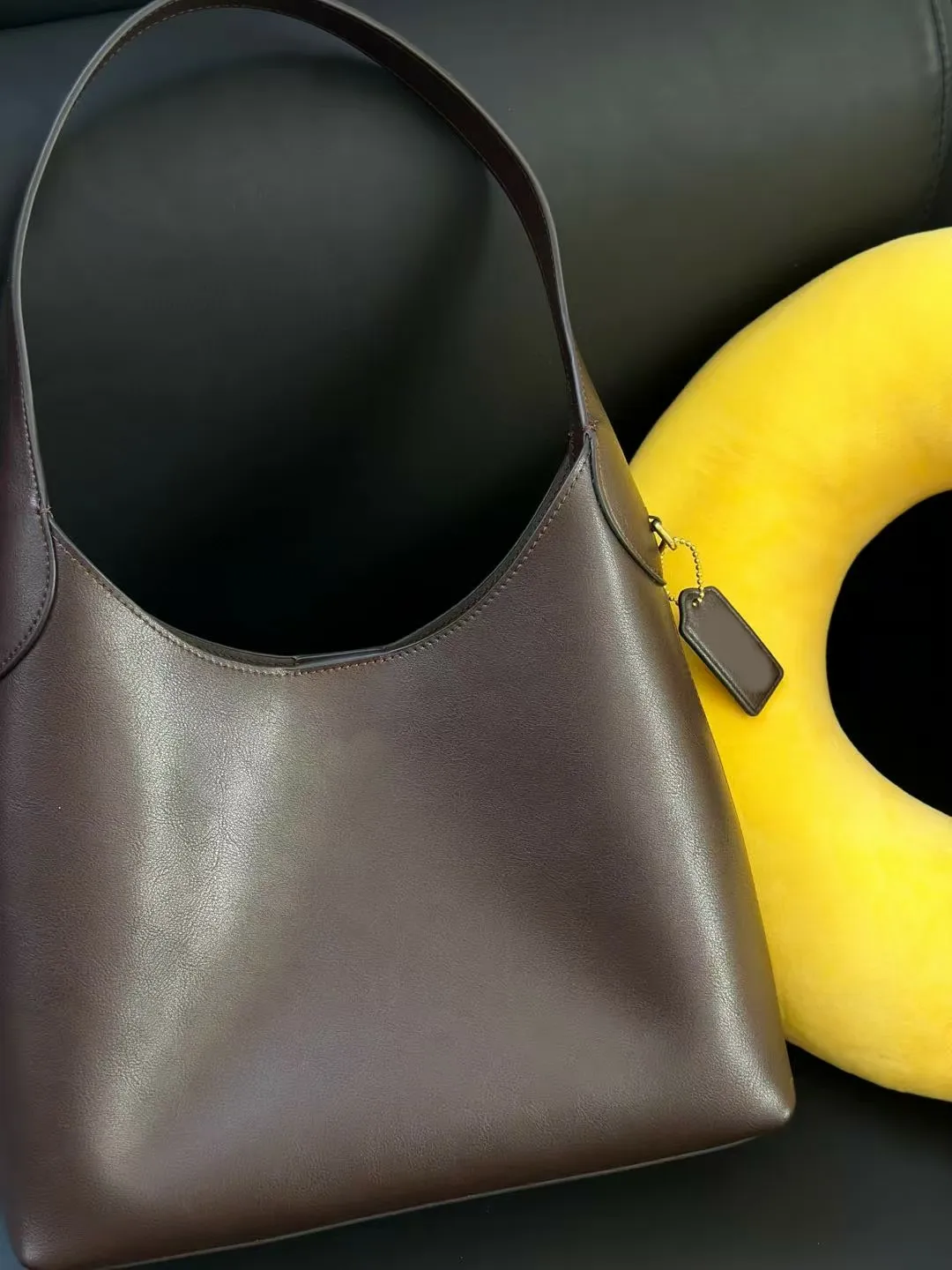 Borse a tracolla firmate, borsa tote in vera pelle di vacchetta con manico superiore, finiture dorate e chiusura magnetica, borsa hobo da giorno_voghion.com