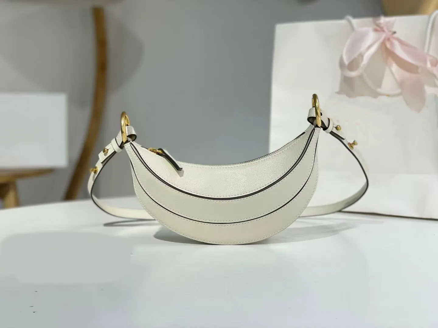 Highest Quality Designer 3D Texture Shoulder Grain Pattern Real Calf Leather Banana Handbags Gold Hardware Zip Closure_voghion.com