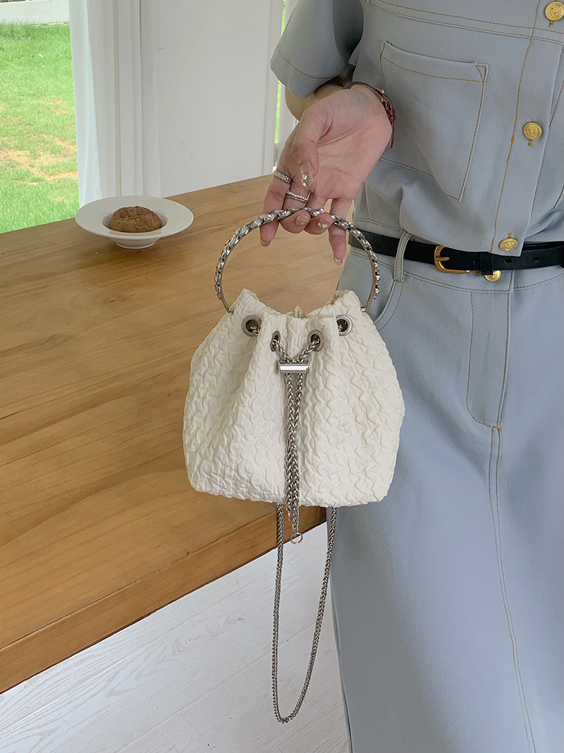 Koreanische Version der Schulter-Umhängetasche Kette, süße und modische 2024 neue Eimer Tasche, ins, Nische tragbare Trend_voghion.com