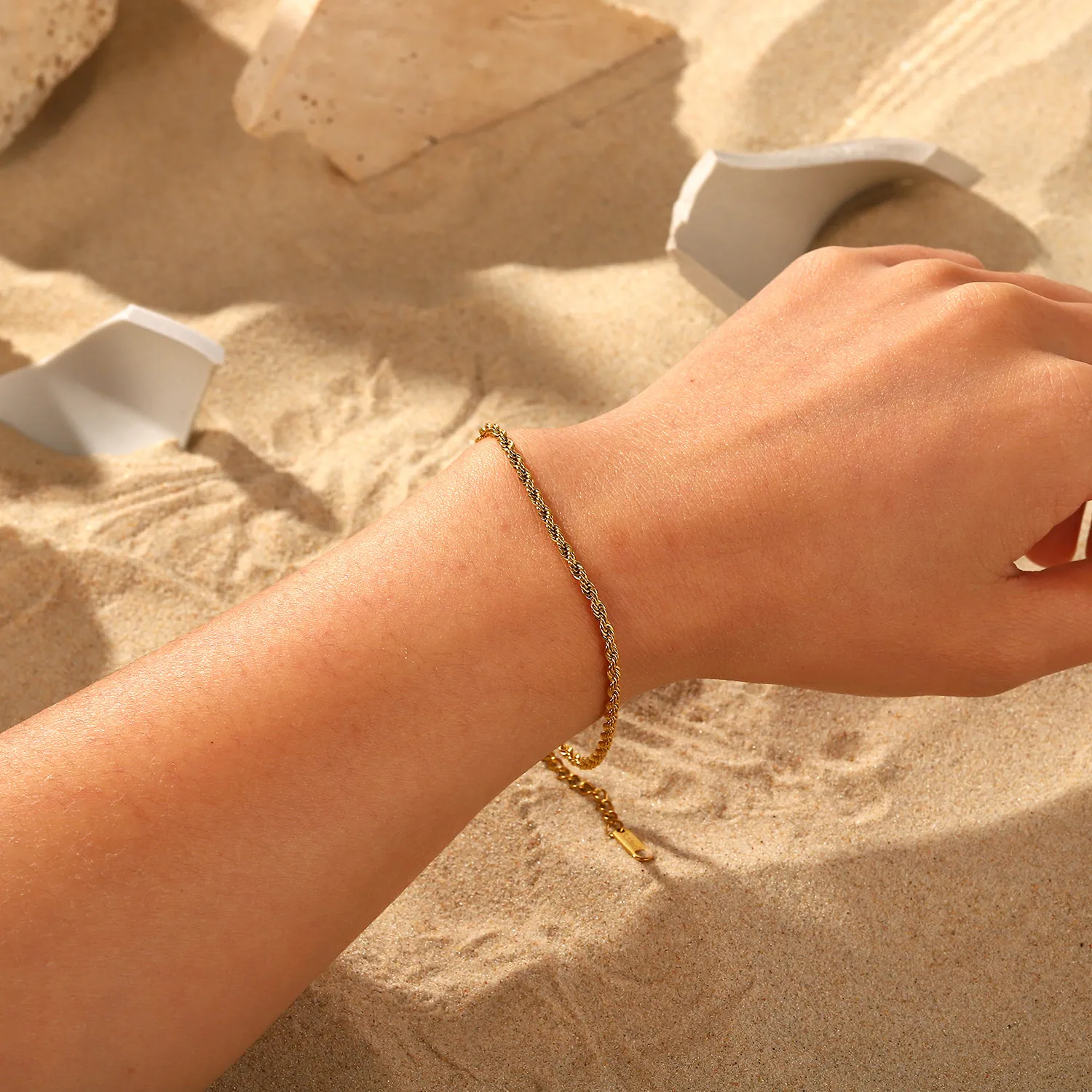 Bracciale minimalista con zirconi verdi a spina di pesce e catena Figaro intrecciata con ciondoli di smeraldo_voghion.com