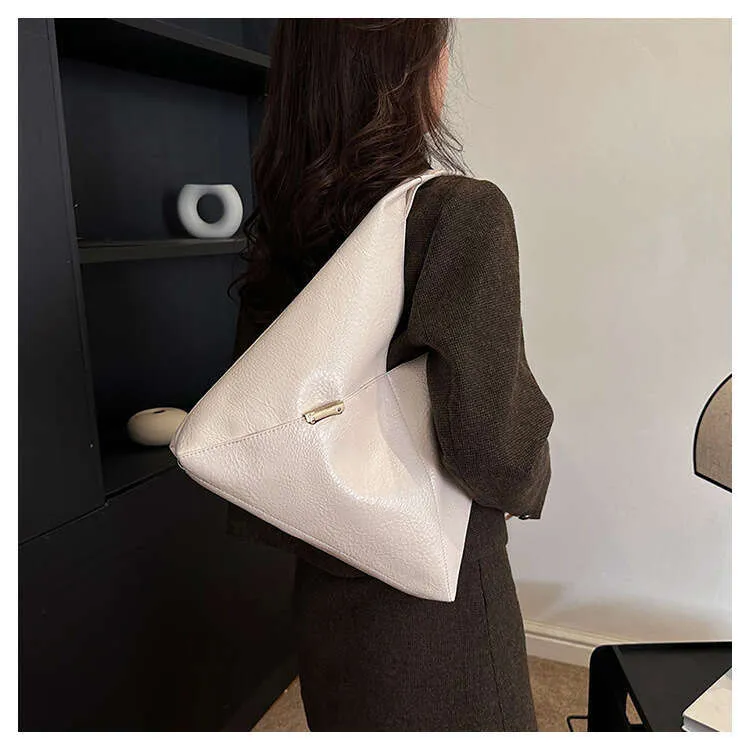2024 Populaire Nouveau Triangle De Poche Aisselles Mode Simple Cool Style Sac À Bandoulière Street Dressing_voghion.com