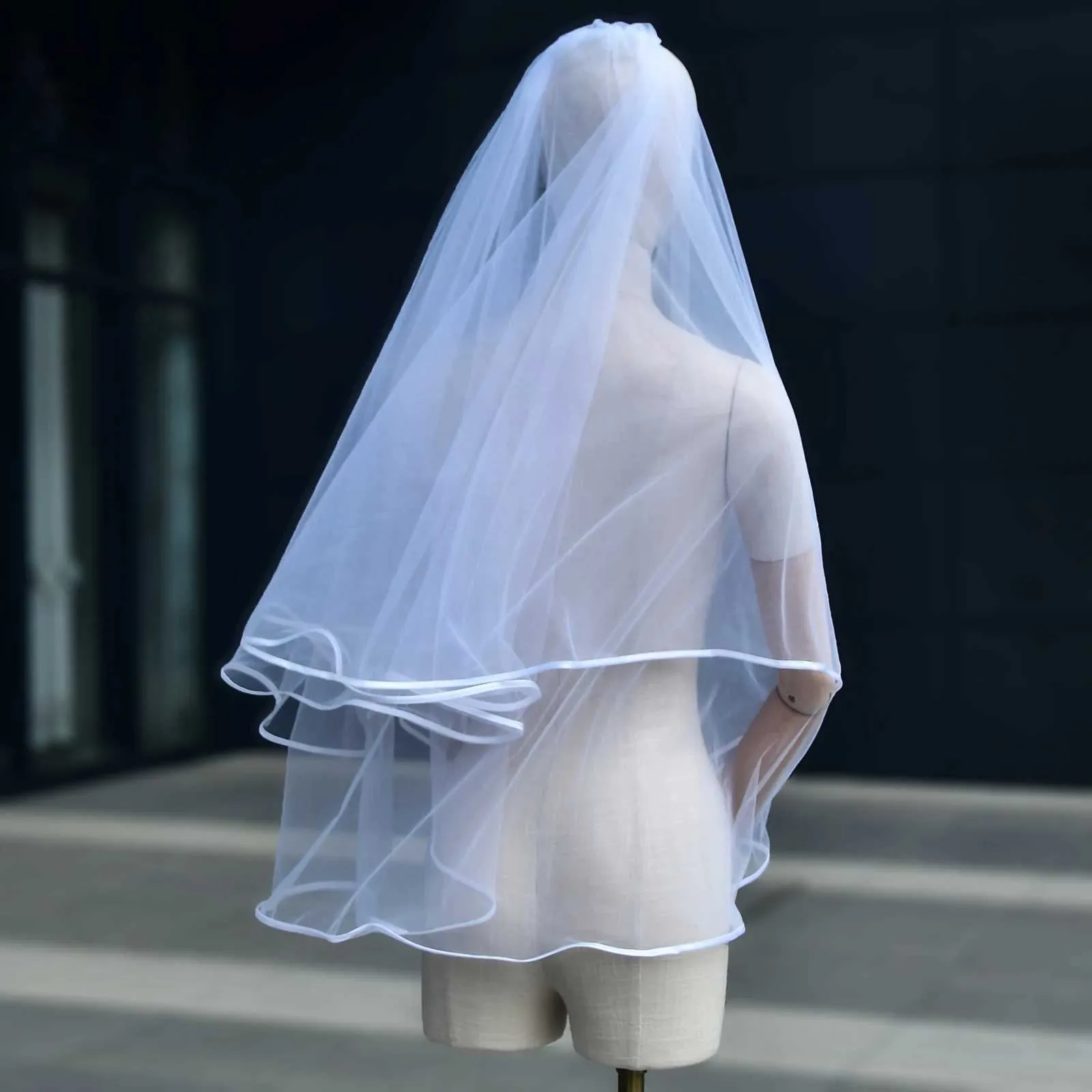 Voile de mariée à 2 niveaux avec bord en ruban, longueur cathédrale, devant et derrière, en tulle italien souple, V97_voghion.com